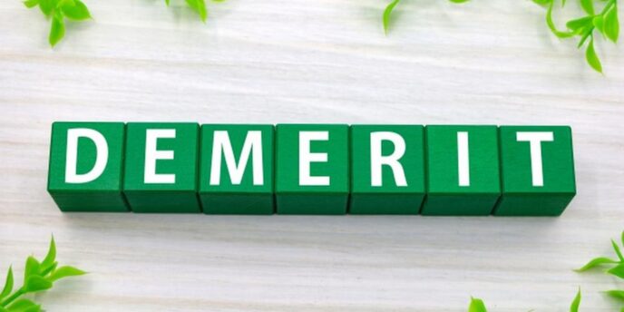 緑のキューブに白文字で「DEMERIT」と書かれたイメージ、葉が装飾されている