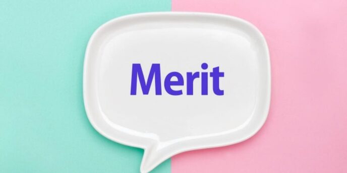 水色とピンクの背景に「Merit」と書かれた吹き出し型のプレート。
