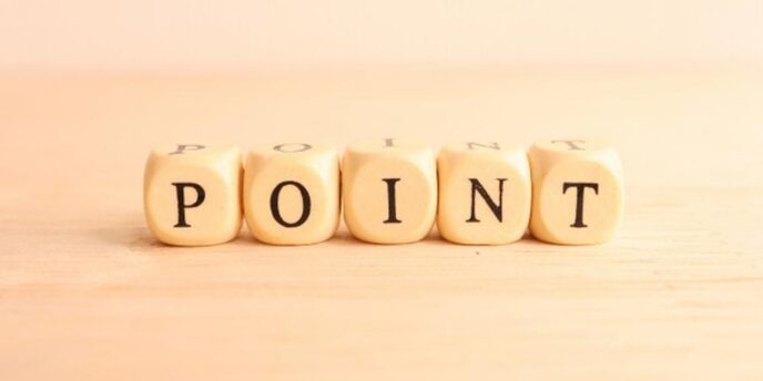 丸みのあるキューブ型のブロックに「POINT」と並べられた木目調のテーブル上のイメージ。