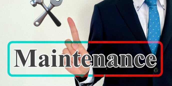 Maintenanceと表示された文字と指差すビジネスマン、保守や管理を示すイメージ