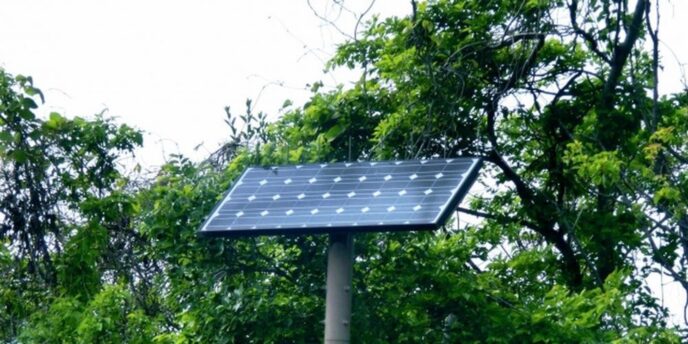 緑に囲まれた場所に設置された太陽光パネルの写真