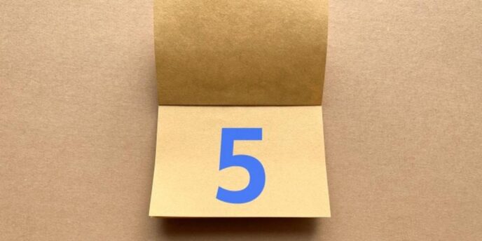 クラフト紙のカレンダーに大きく「5」と記載されたページ