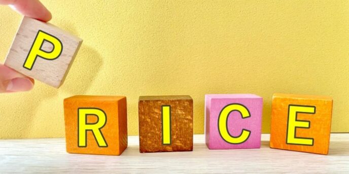 カラフルなブロックに黄色の文字で「PRICE」と書かれ、左端の「P」のブロックを手で持ち上げている様子。