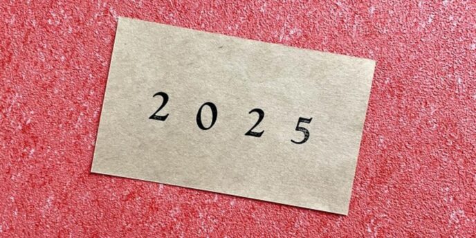 赤い背景の上に「2025」と印字されたクラフト紙のカード。