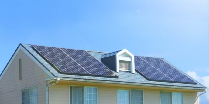 晴天の下で太陽光パネルが設置された住宅の屋根