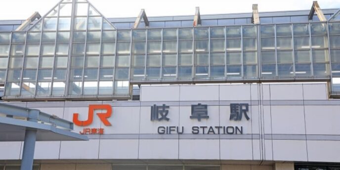 JR岐阜駅の駅名サインとガラス張りの駅舎外観