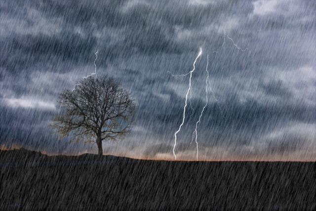 落雷と豪雨