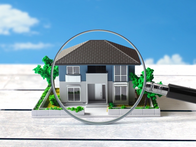 住宅模型と虫眼鏡