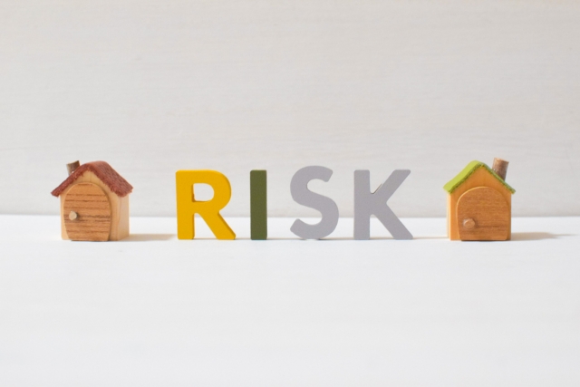 RISKの文字列と家の模型