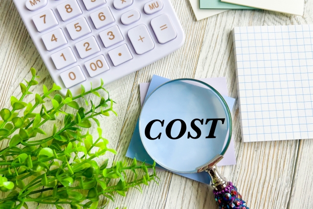 COSTという文字と虫眼鏡