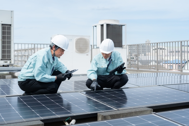 太陽光パネルのメンテナンスをしている作業員