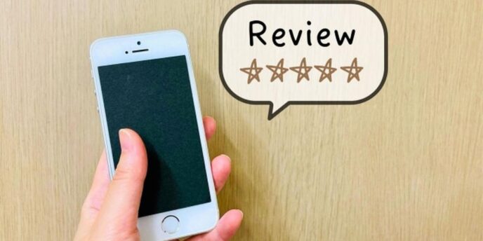 スマートフォンと5つ星評価を表示するレビューの吹き出しが並ぶ、口コミ評価のイメージ
