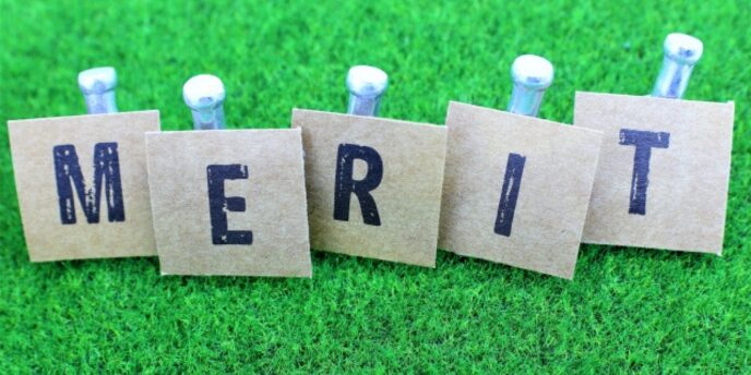 芝生の上に並べられた「MERIT」の文字カード