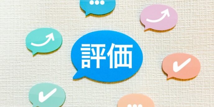 「評価」と書かれた吹き出しと周囲に配置されたチェックマークアイコン