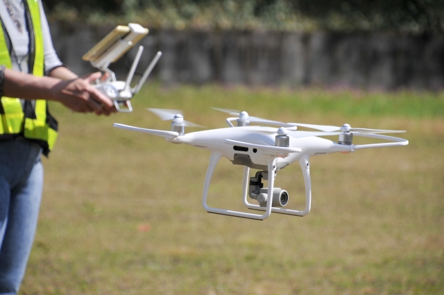 ドローンを操縦している男性