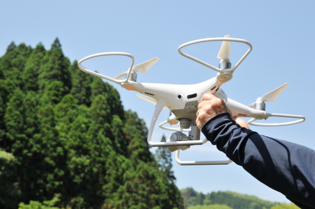 ドローンを持ち上げている男性