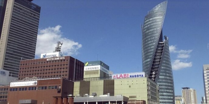名古屋駅前の高層ビル群とモード学園スパイラルタワーズの風景