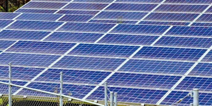 山林の中に広がる大規模な太陽光発電所の全景