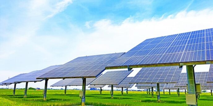 太陽光パネルが整然と並んだ発電所の風景。青空の下、自然との調和を感じさせる。