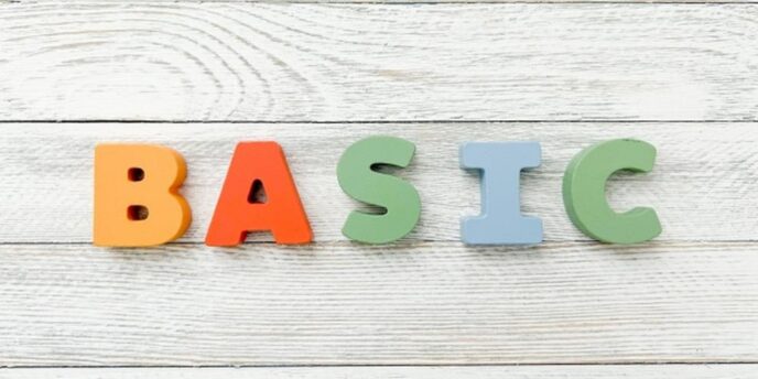 カラフルな立体文字で「BASIC」と書かれた木製背景のイメージ
