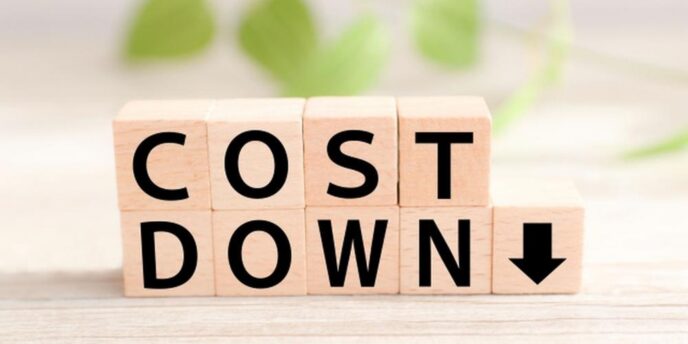 COST DOWNと書かれた木のブロック、コスト削減や経費見直しを示すイメージ