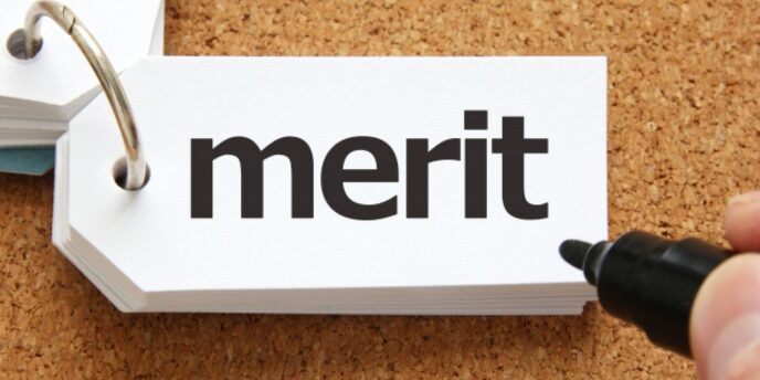 コルクボード上のタグに「merit」と書かれたメリット紹介素材