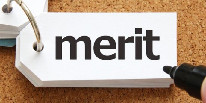 「merit」と書かれたタグにマーカーで書き込む手元のイメージ