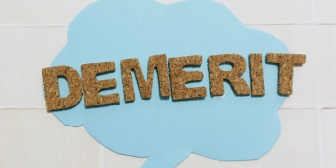 青い吹き出し型の背景に配置された「DEMERIT」のコルク文字