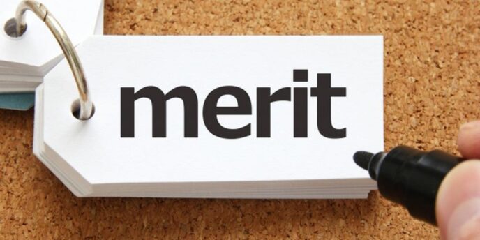 メリットを示すカードに英単語「merit」が書かれている画像、コルクボード背景とマーカー付き