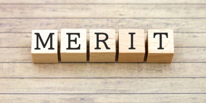 木製ブロックで並べられた「MERIT(メリット)」の文字