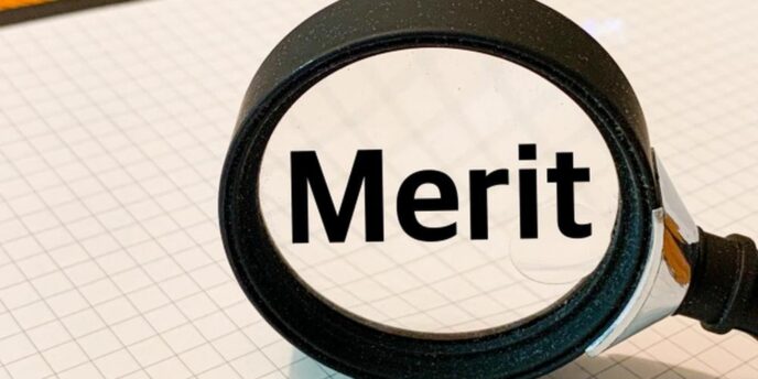 虫眼鏡で「Merit」の文字を拡大した図、利点を強調するビジネスコンセプトのイメージ