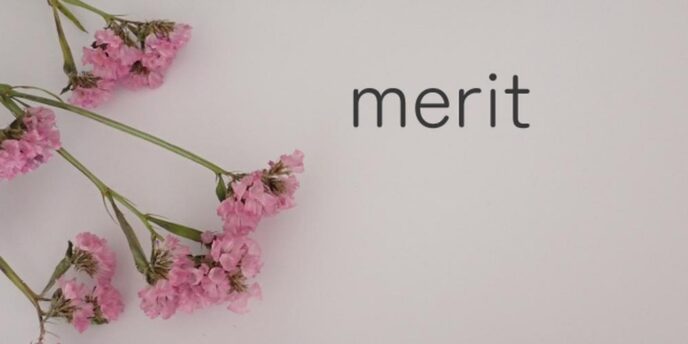 『merit』と書かれたノートに添えられたピンクの花とペンのシンプルな構図