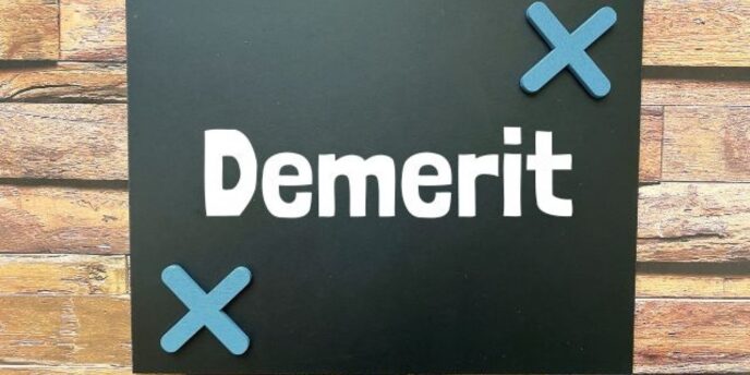木目背景に黒いボードで「Demerit」と書かれたデメリット強調画像