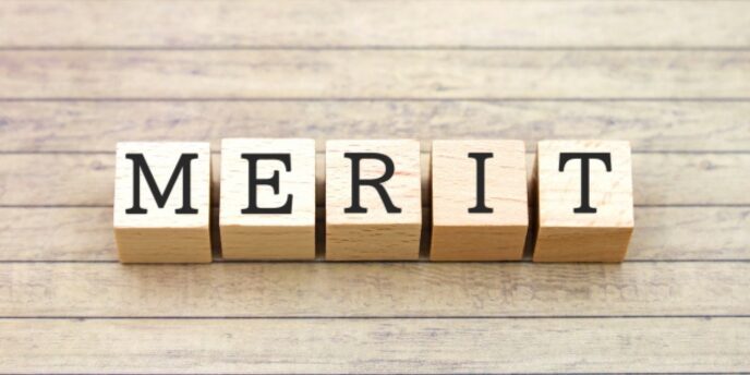 「MERIT」と書かれた木製ブロック、メリットの強調イメージ