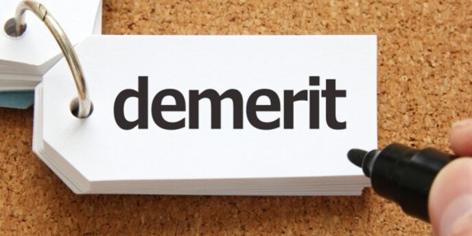 コルクボード上のタグに「demerit」と書かれたデメリット紹介素材