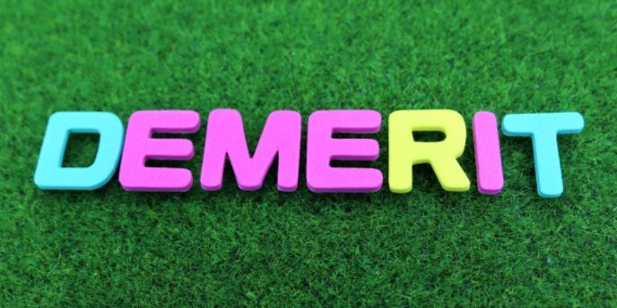 芝生の上に並べられた「DEMERIT」のカラフルな文字