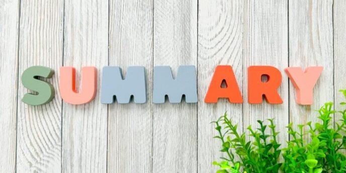 木目の背景に並んだカラフルな文字ブロックで「SUMMARY」と書かれた構成、右下には観葉植物