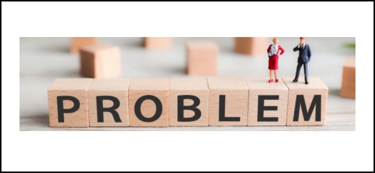 木製ブロックに「PROBLEM」と書かれ、上に小さな人形の男女が立っている