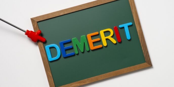 黒板にカラフルな文字で「DEMERIT」と書かれた画像