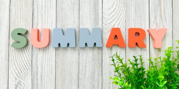 木目背景に「SUMMARY(まとめ)」のカラフルな文字と観葉植物