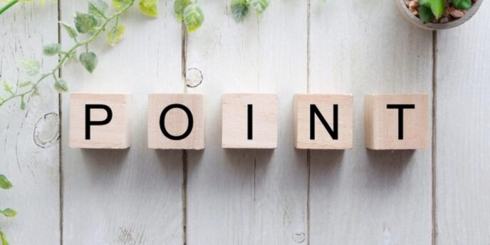 POINTと書かれた木のブロックとナチュラルな植物、重要なポイントを示すイメージ